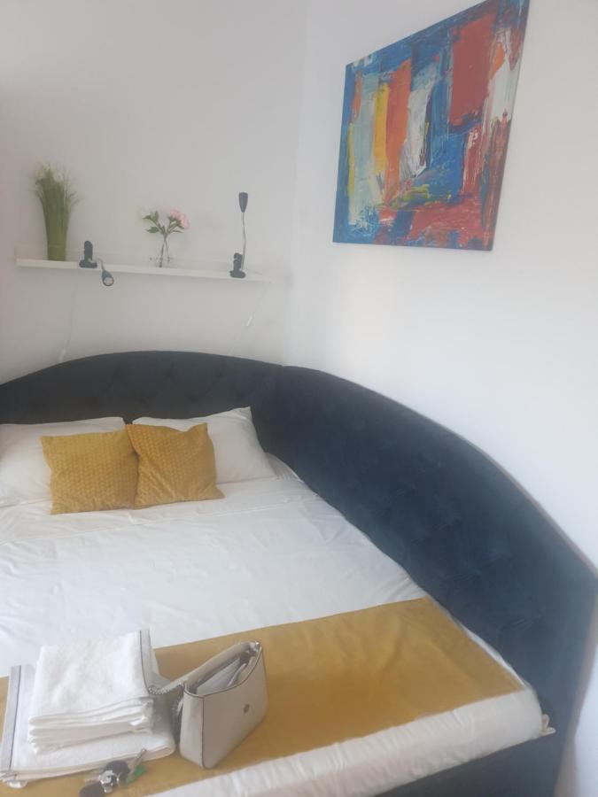 Studio Yellow - Piata Victoriei บูคาเรสต์ ภายนอก รูปภาพ